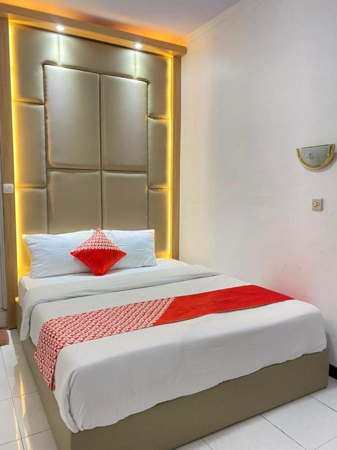 OYO 1351 Tanggulasi Resto & Residence Syariah Magetan Esterno foto