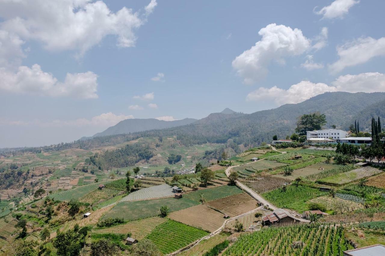 OYO 1351 Tanggulasi Resto & Residence Syariah Magetan Esterno foto